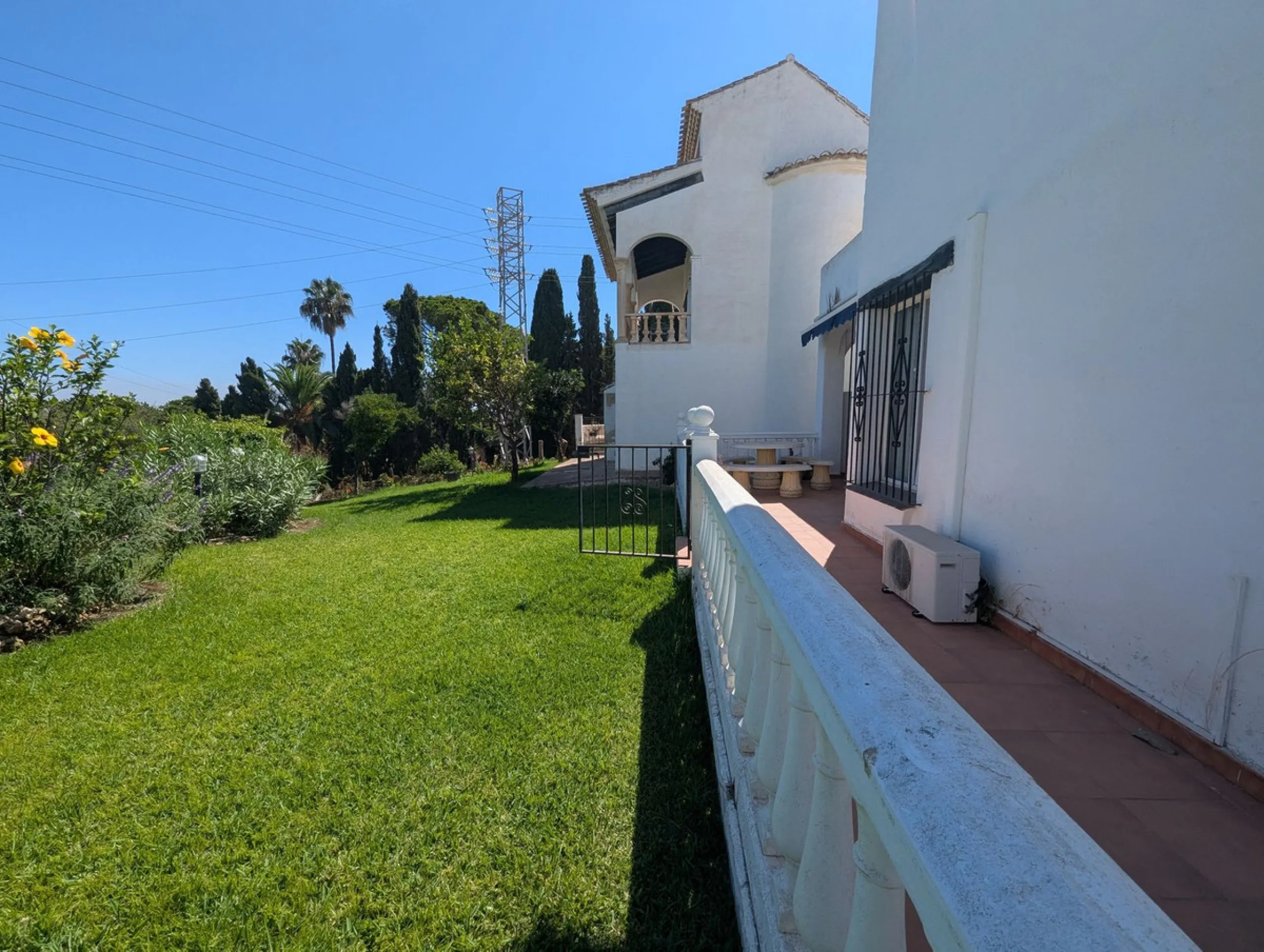 Detached House with Renovation Potential – Prime Calahonda Location – Walking Distance to the Beach