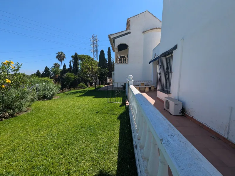 Detached House with Renovation Potential – Prime Calahonda Location – Walking Distance to the Beach