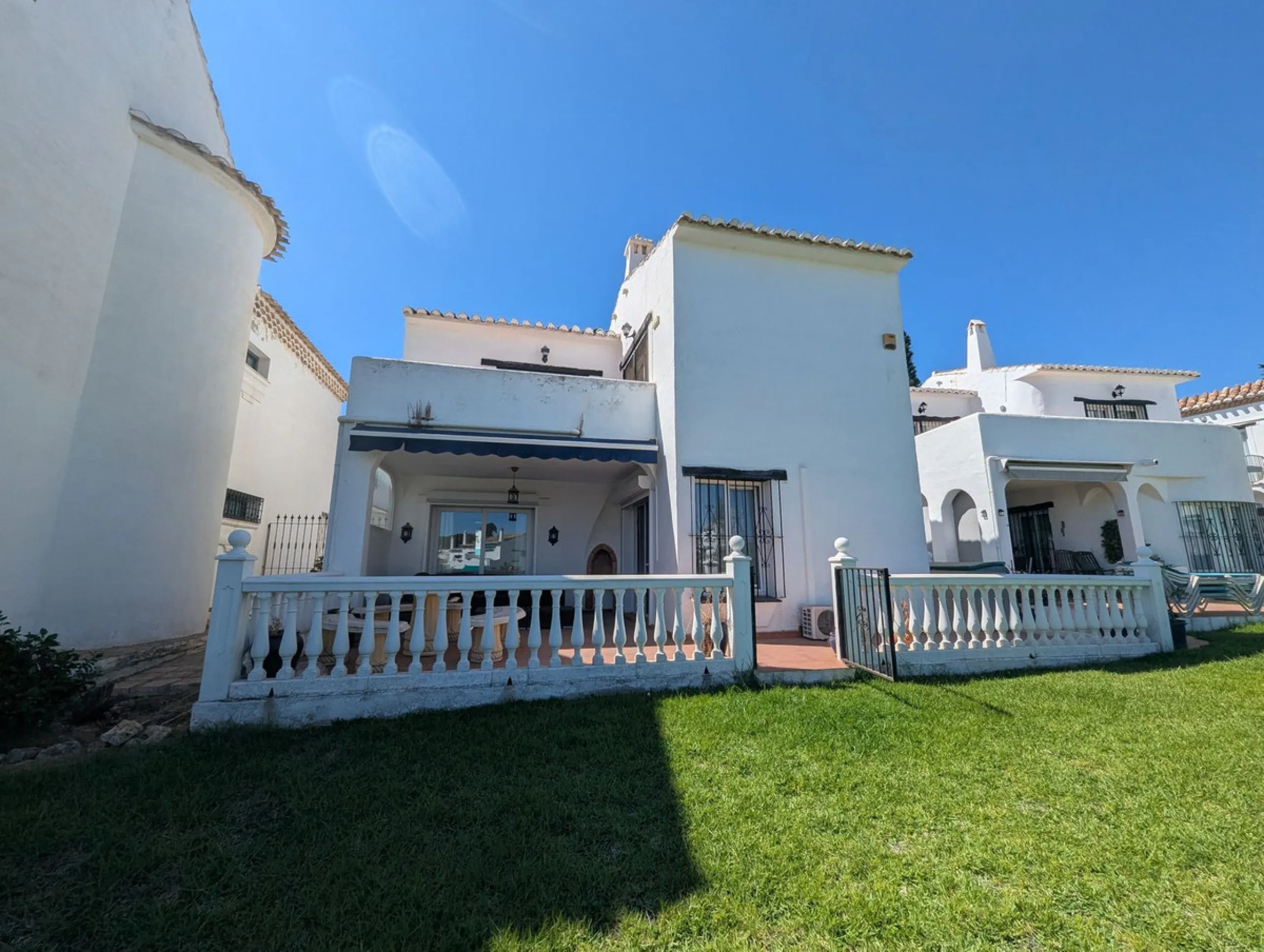 Detached House with Renovation Potential – Prime Calahonda Location – Walking Distance to the Beach