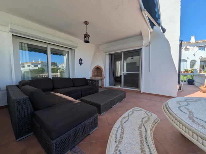Detached House with Renovation Potential – Prime Calahonda Location – Walking Distance to the Beach