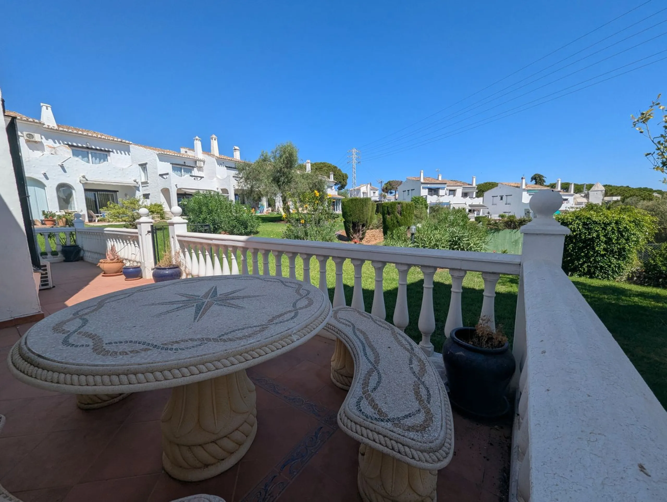 Detached House with Renovation Potential – Prime Calahonda Location – Walking Distance to the Beach