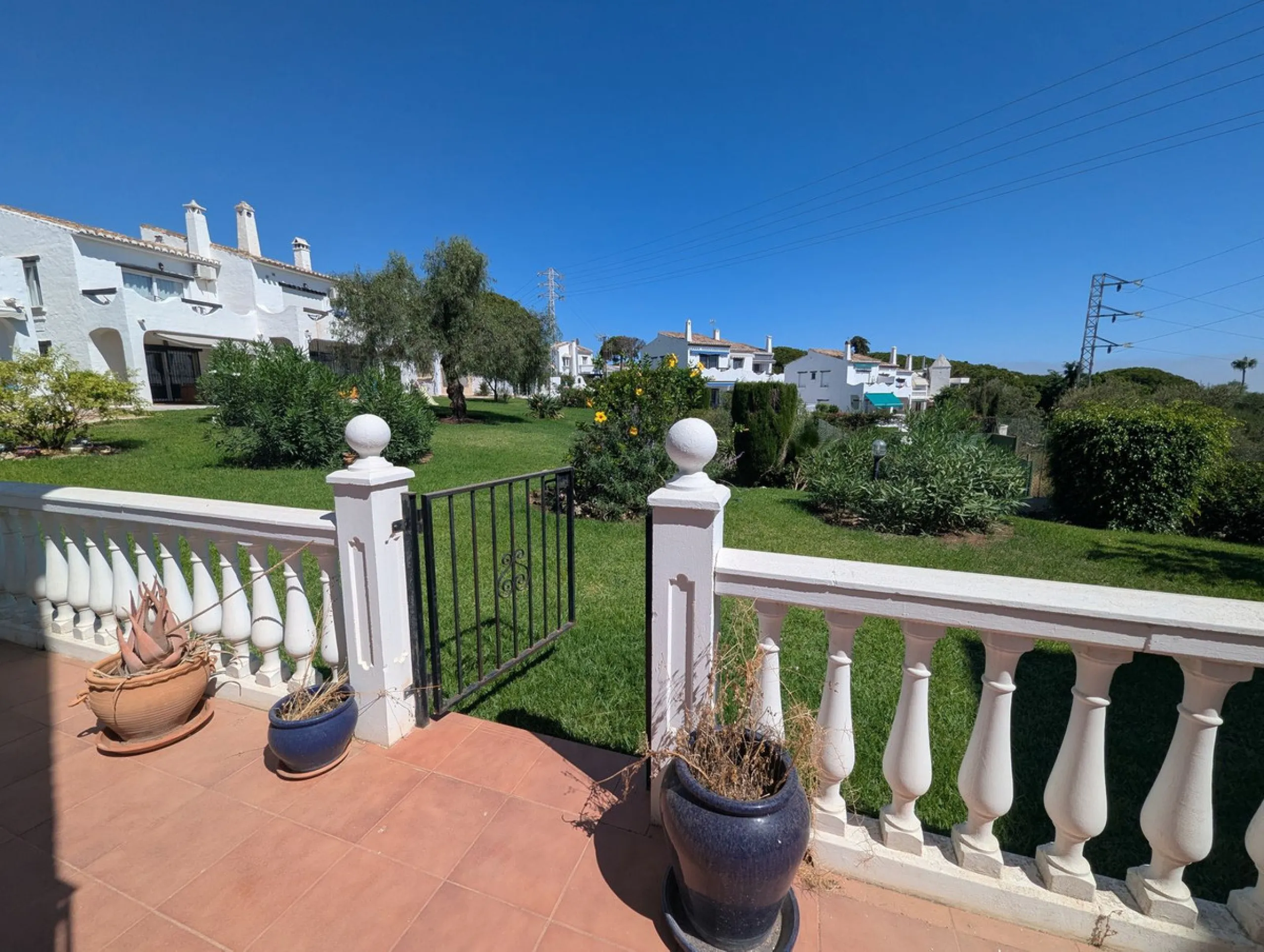 Detached House with Renovation Potential – Prime Calahonda Location – Walking Distance to the Beach