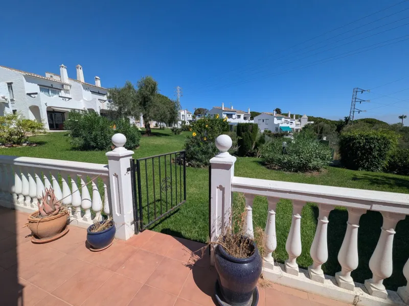 Detached House with Renovation Potential – Prime Calahonda Location – Walking Distance to the Beach