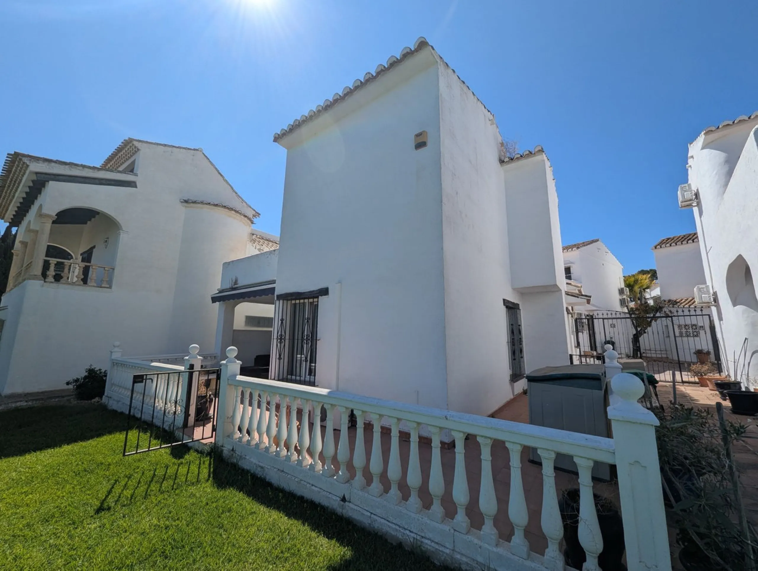 Detached House with Renovation Potential – Prime Calahonda Location – Walking Distance to the Beach