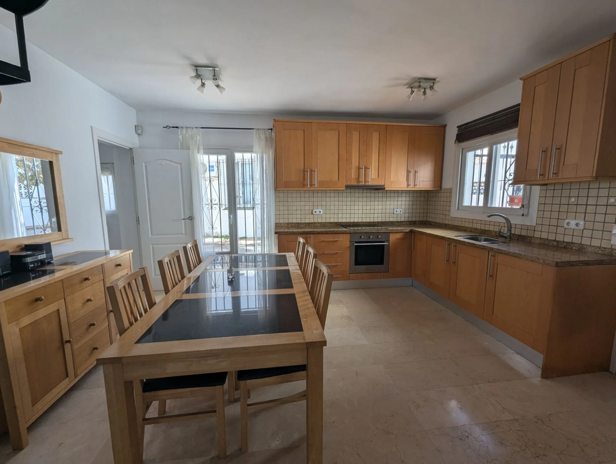 Detached House with Renovation Potential – Prime Calahonda Location – Walking Distance to the Beach