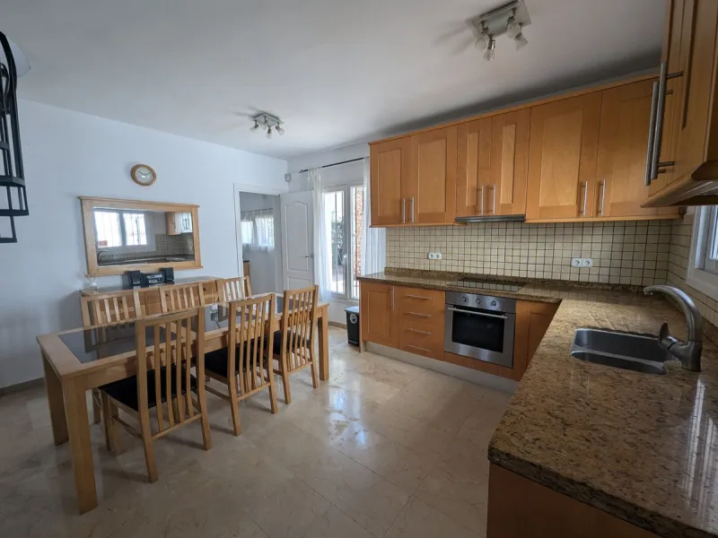 Detached House with Renovation Potential – Prime Calahonda Location – Walking Distance to the Beach