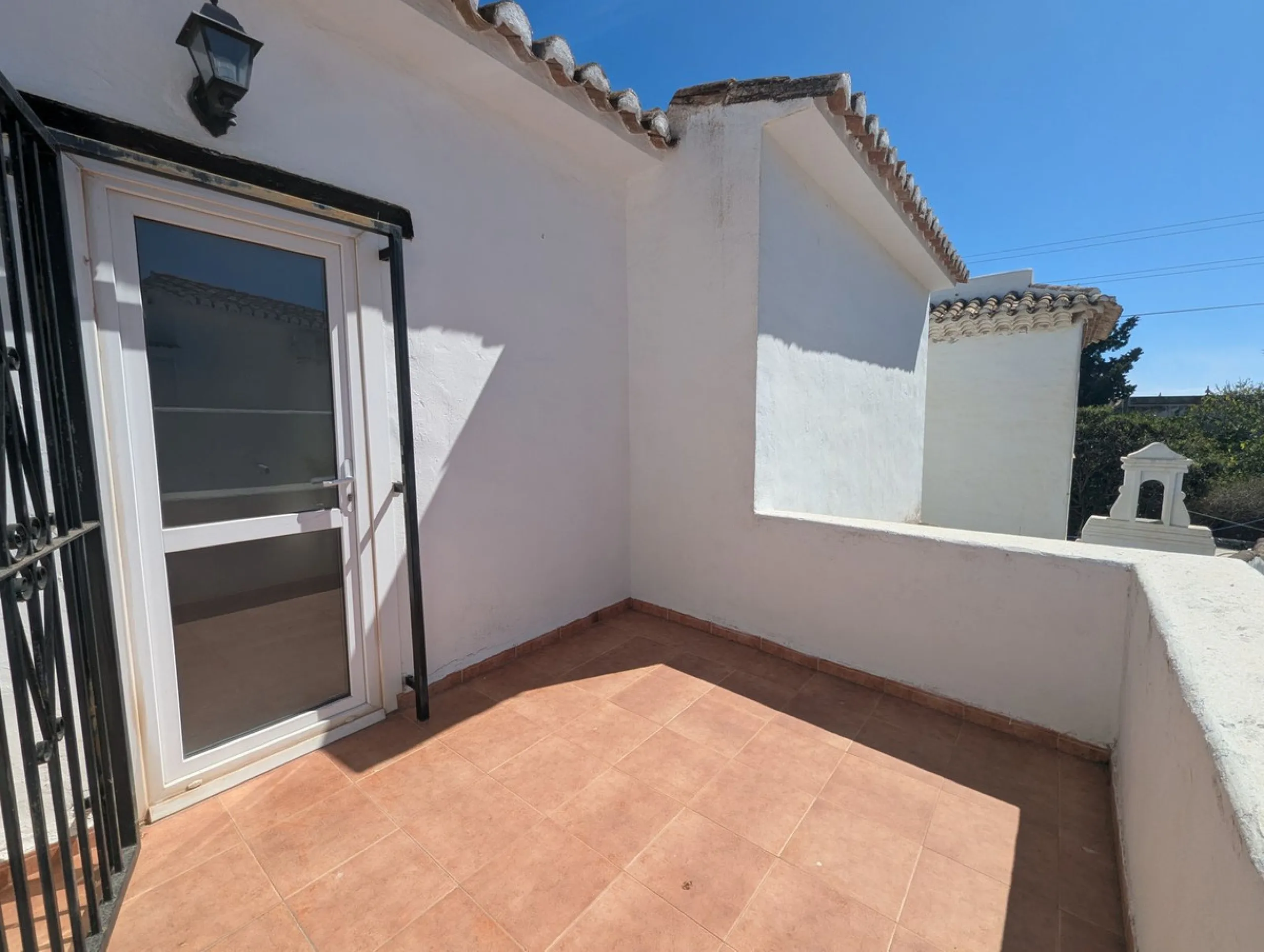 Detached House with Renovation Potential – Prime Calahonda Location – Walking Distance to the Beach