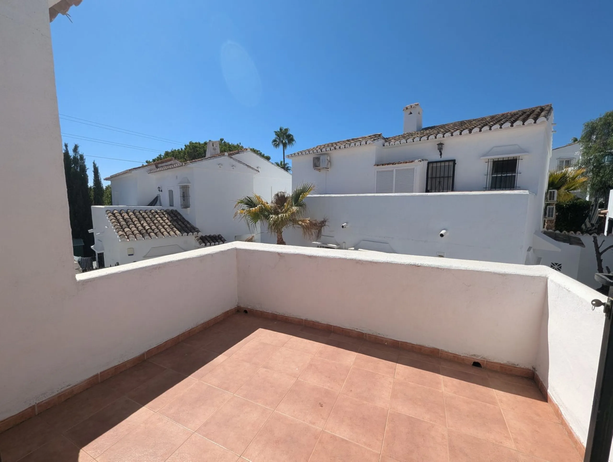 Detached House with Renovation Potential – Prime Calahonda Location – Walking Distance to the Beach