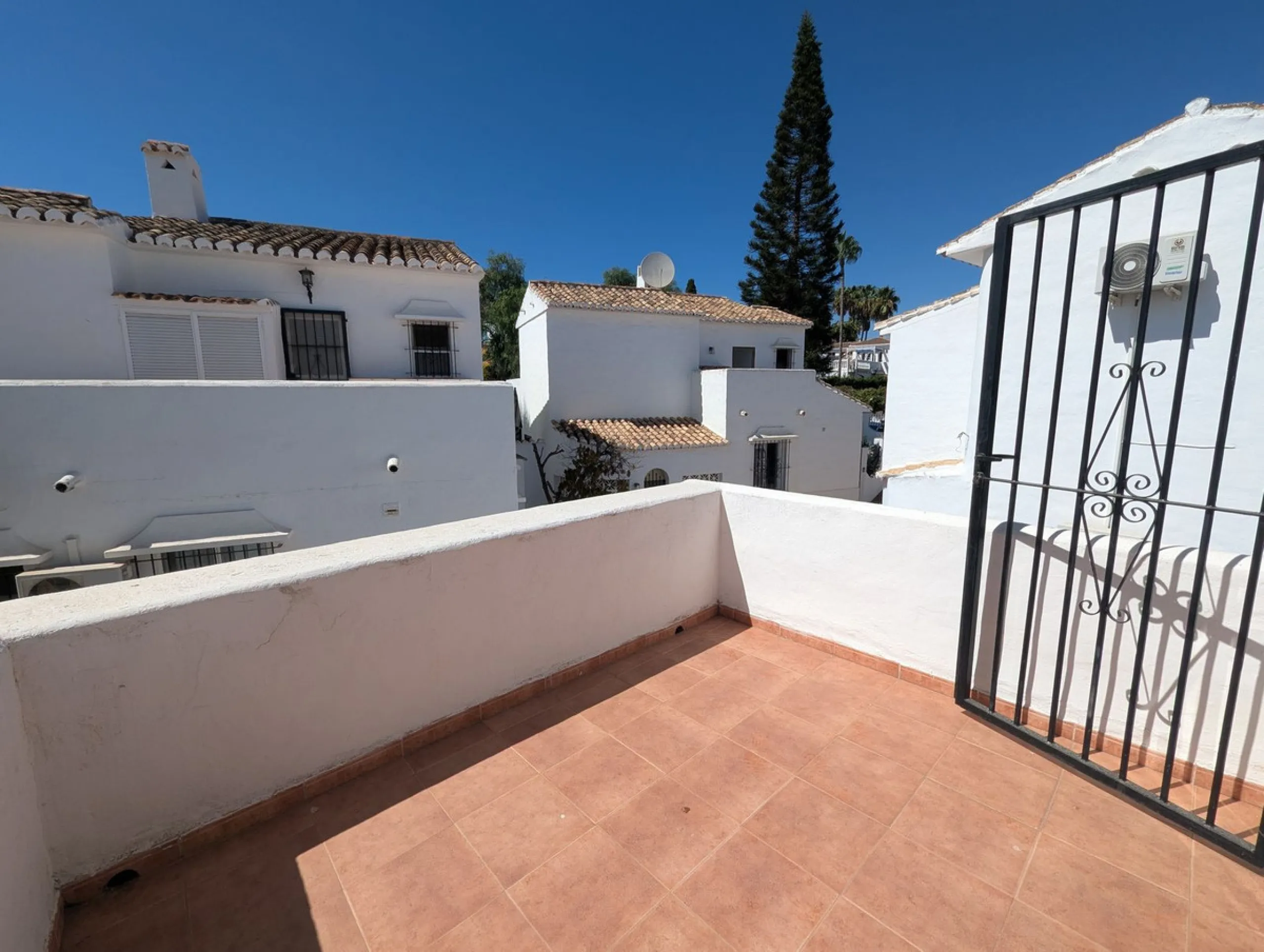 Detached House with Renovation Potential – Prime Calahonda Location – Walking Distance to the Beach
