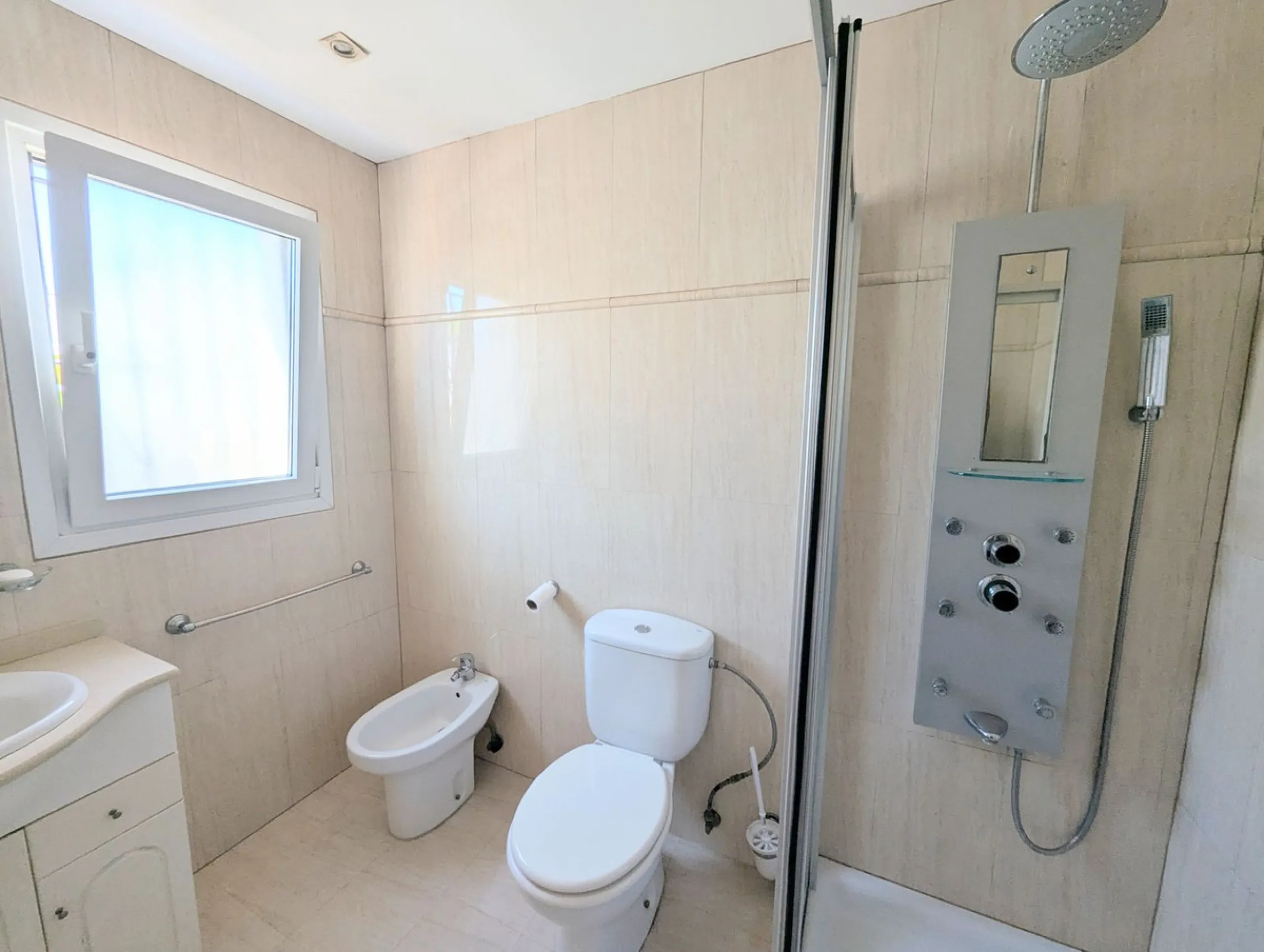 Detached House with Renovation Potential – Prime Calahonda Location – Walking Distance to the Beach