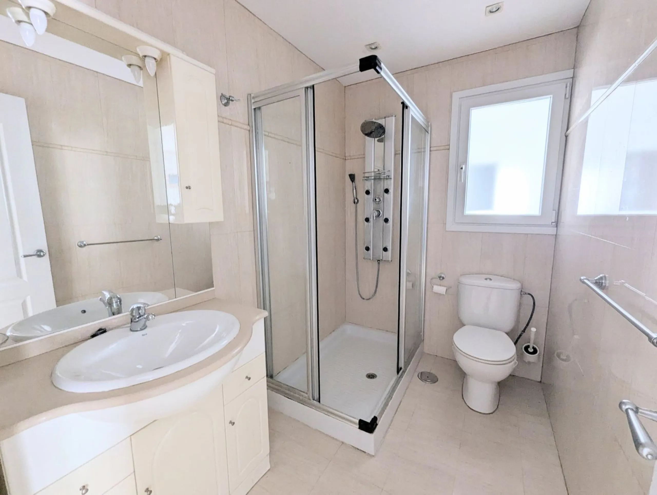 Detached House with Renovation Potential – Prime Calahonda Location – Walking Distance to the Beach