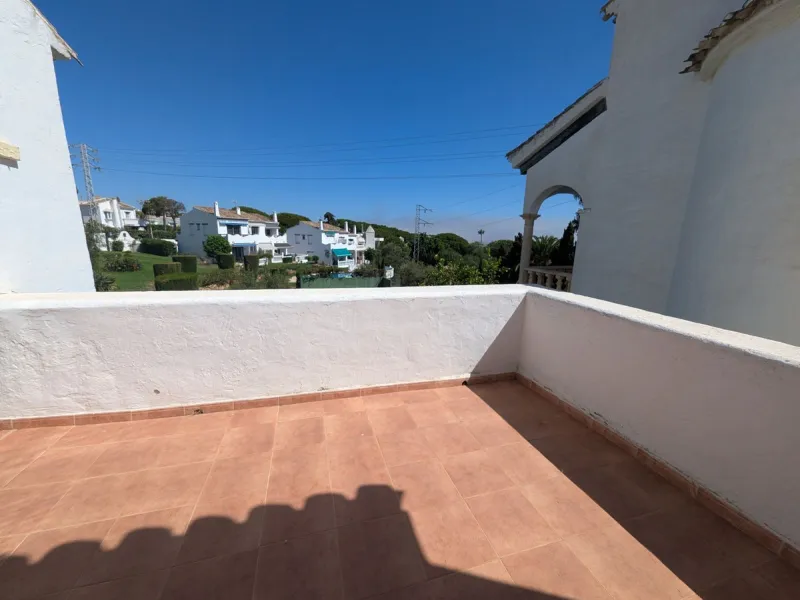 Detached House with Renovation Potential – Prime Calahonda Location – Walking Distance to the Beach
