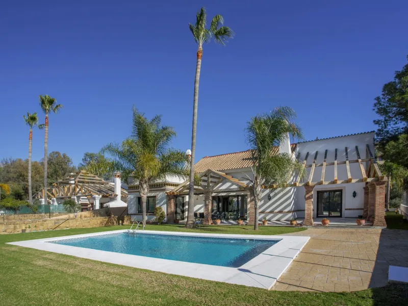 House - Detached Villa в продаже в Mijas, Málaga. В доме 5 спален и 4 ванных комнат. Площадь дома 550 м². Площадь участка 1379 м²