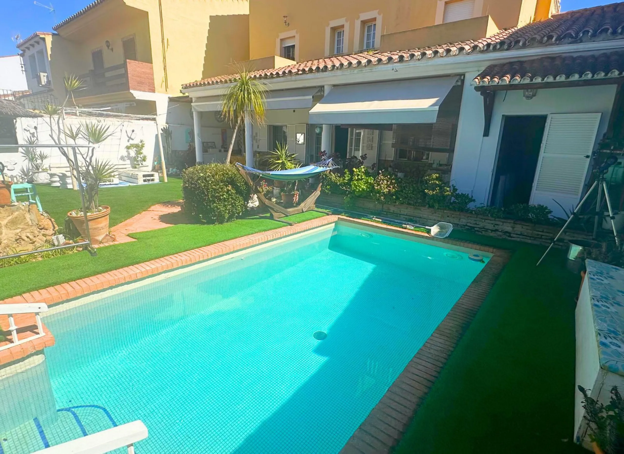 Discover this exceptional Spanish-style villa with private pool, offering space, comfort, and a unique layout ideal for family living or entertaining.