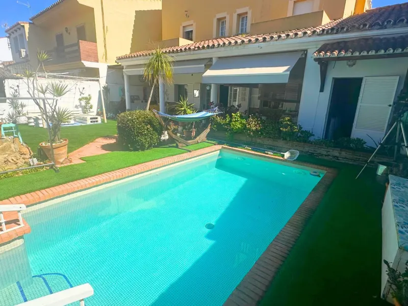 Discover this exceptional Spanish-style villa with private pool, offering space, comfort, and a unique layout ideal for family living or entertaining.