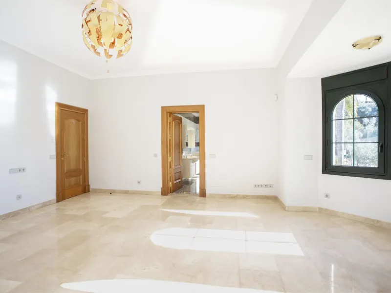 Detached villa on the front line of the golf course in Mijas Golf with pool and large plot