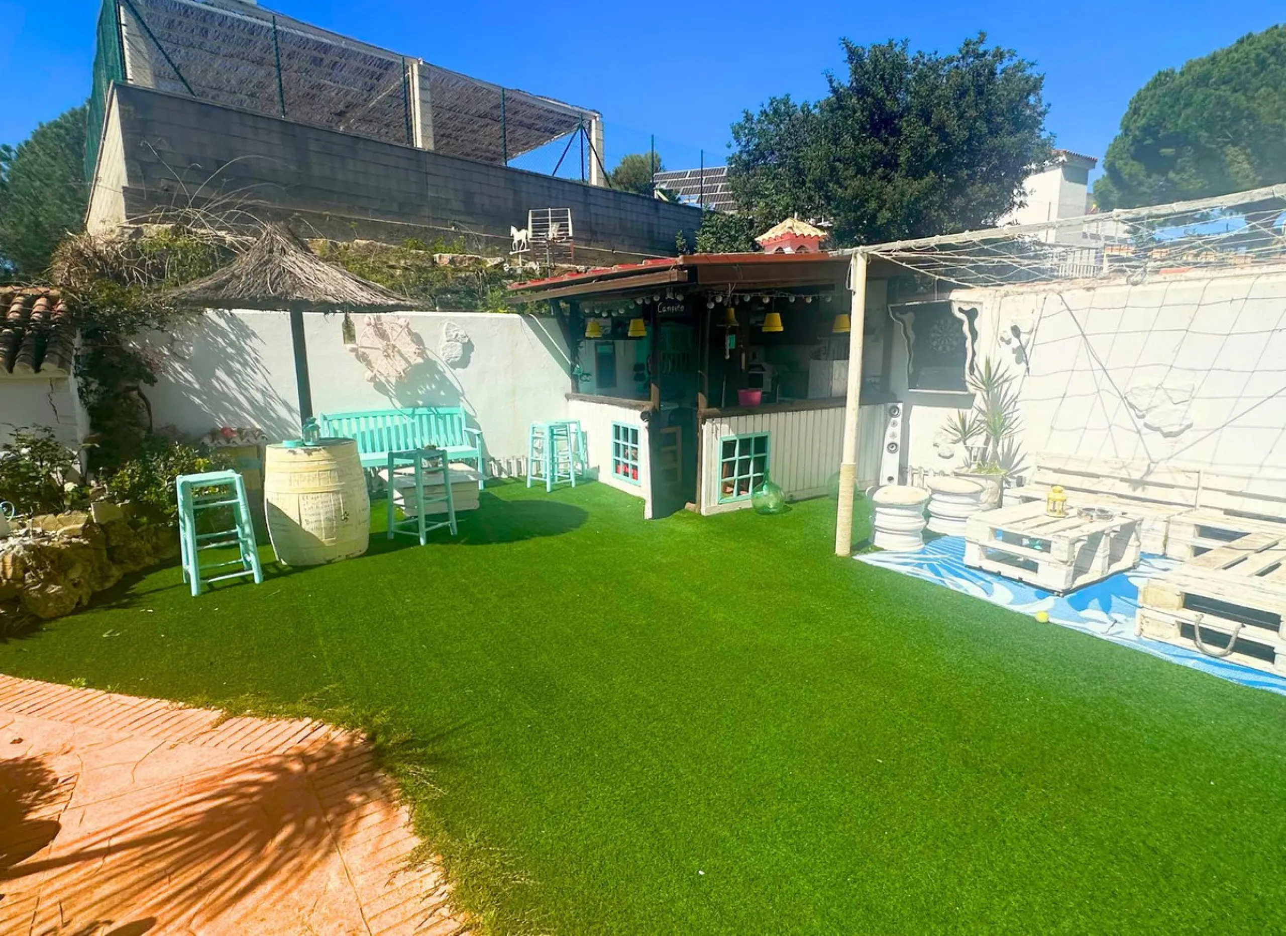Discover this exceptional Spanish-style villa with private pool, offering space, comfort, and a unique layout ideal for family living or entertaining.