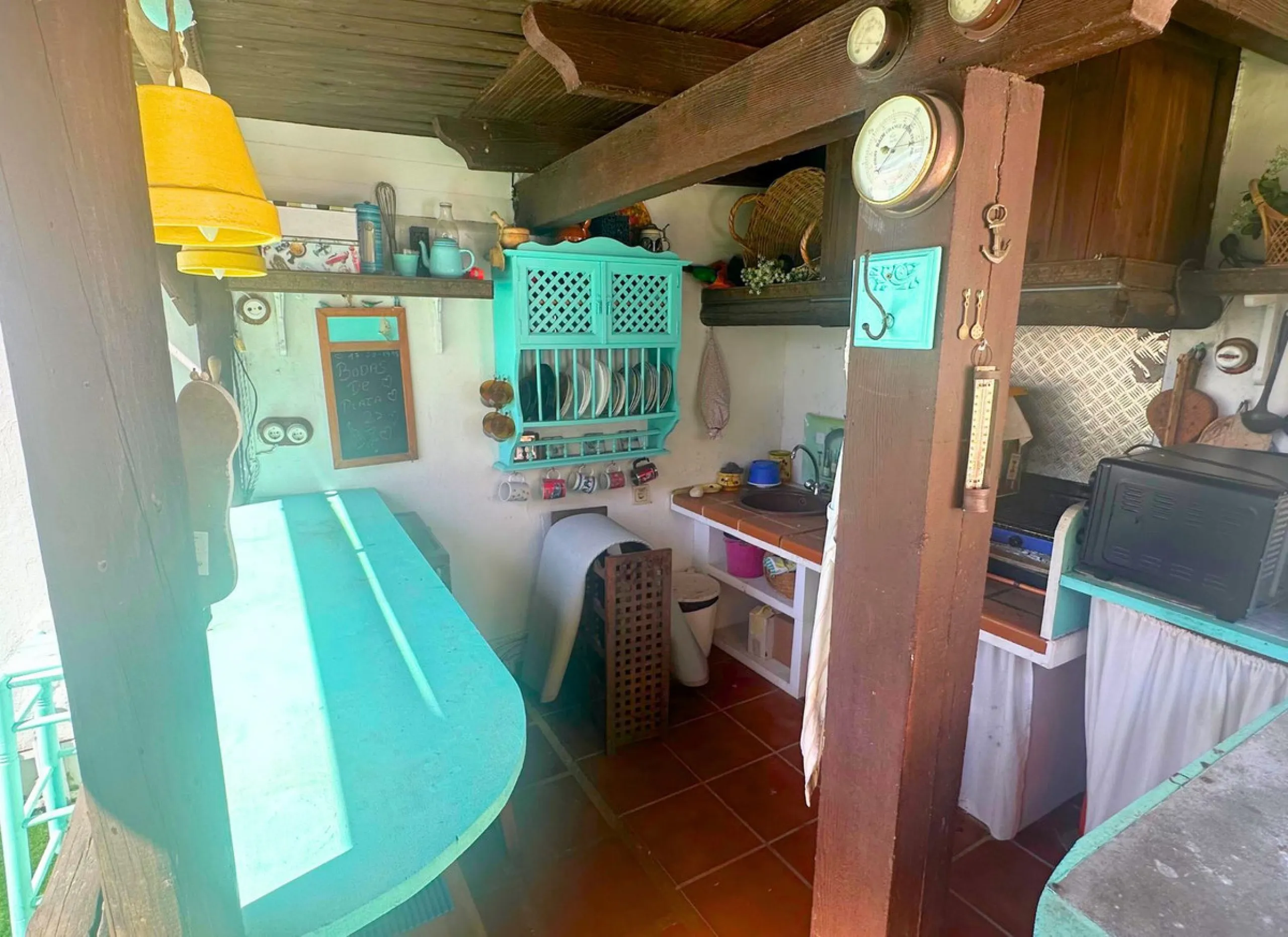 Discover this exceptional Spanish-style villa with private pool, offering space, comfort, and a unique layout ideal for family living or entertaining.