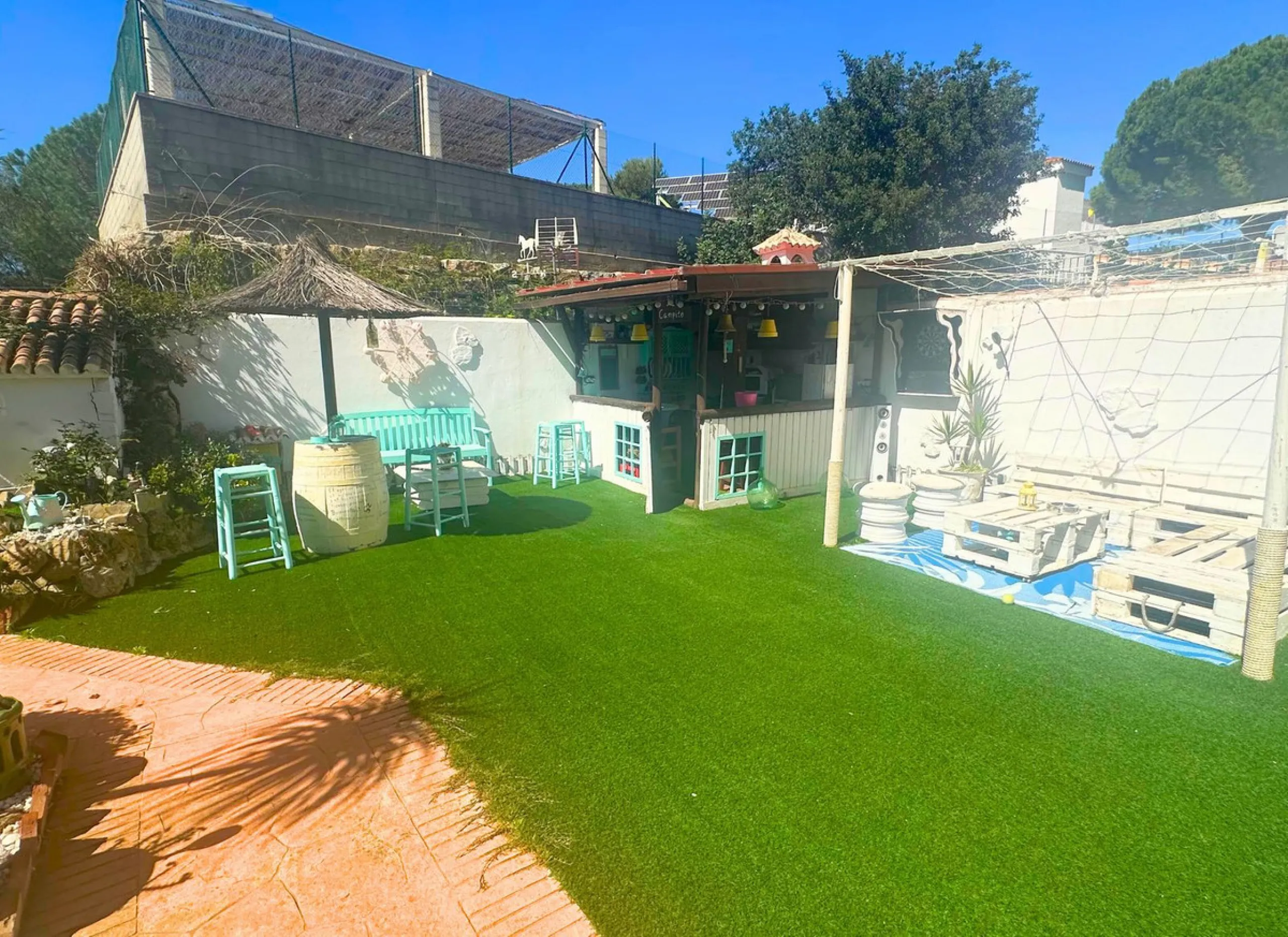 Discover this exceptional Spanish-style villa with private pool, offering space, comfort, and a unique layout ideal for family living or entertaining.