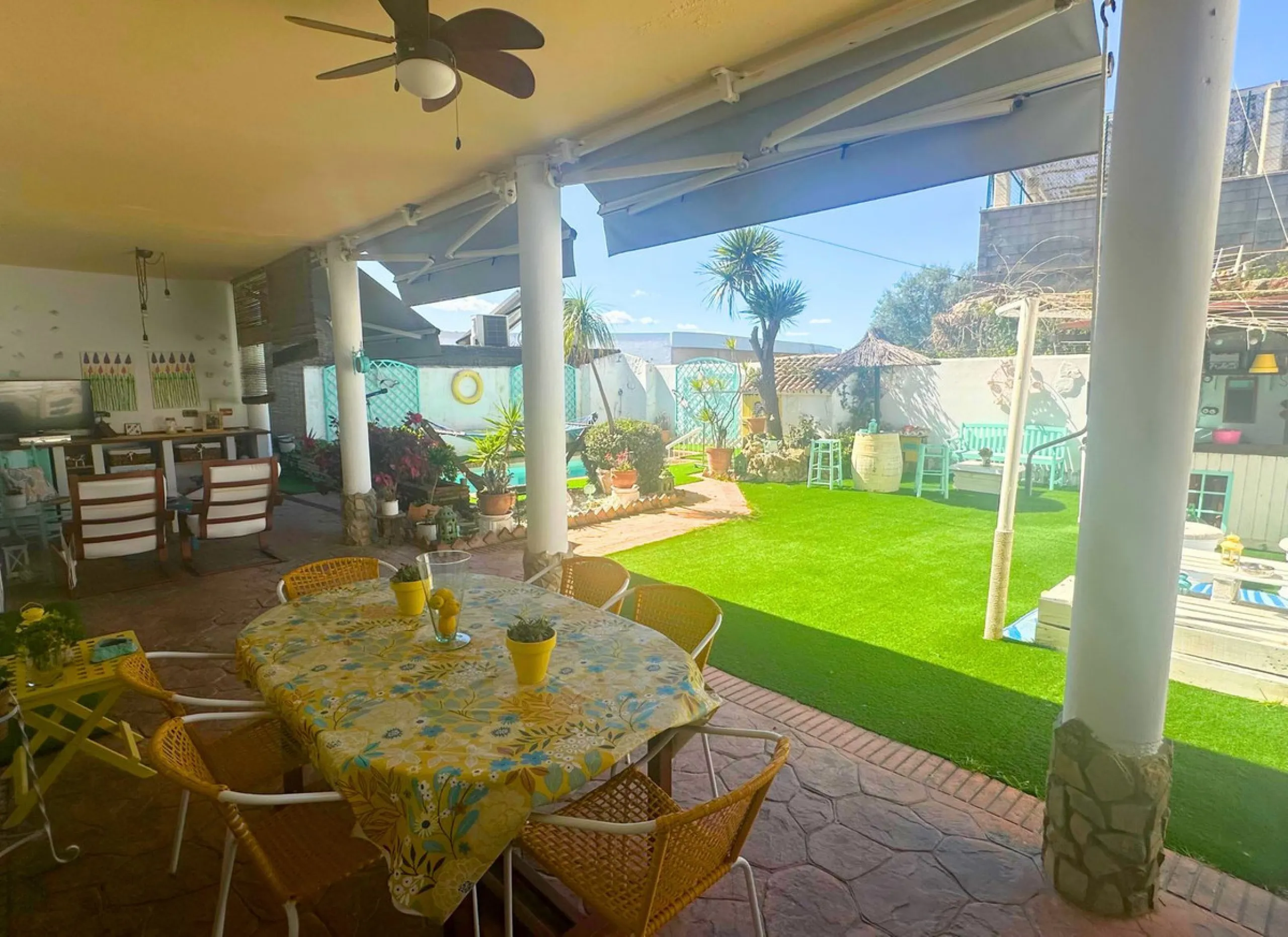 Discover this exceptional Spanish-style villa with private pool, offering space, comfort, and a unique layout ideal for family living or entertaining.