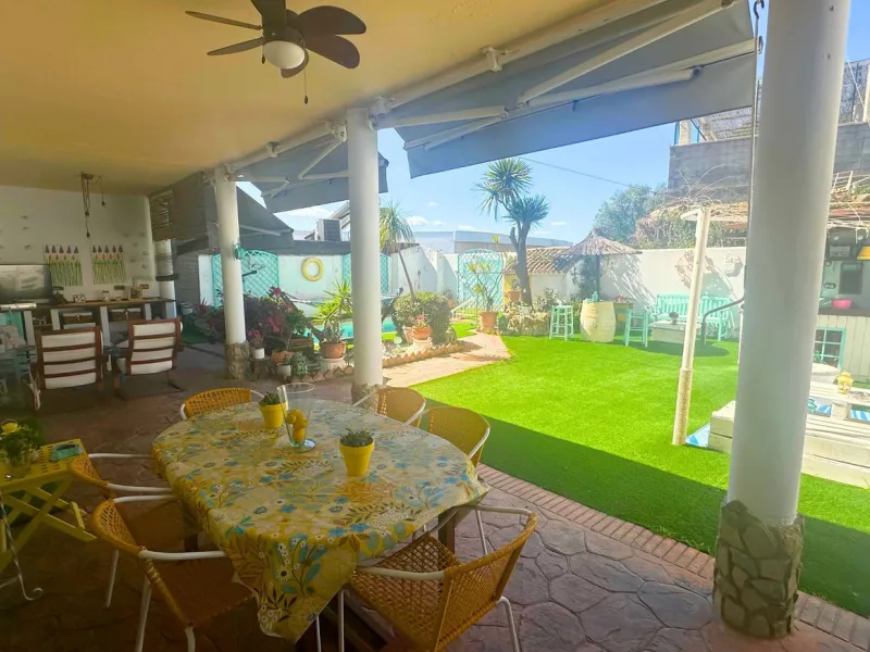 Discover this exceptional Spanish-style villa with private pool, offering space, comfort, and a unique layout ideal for family living or entertaining.