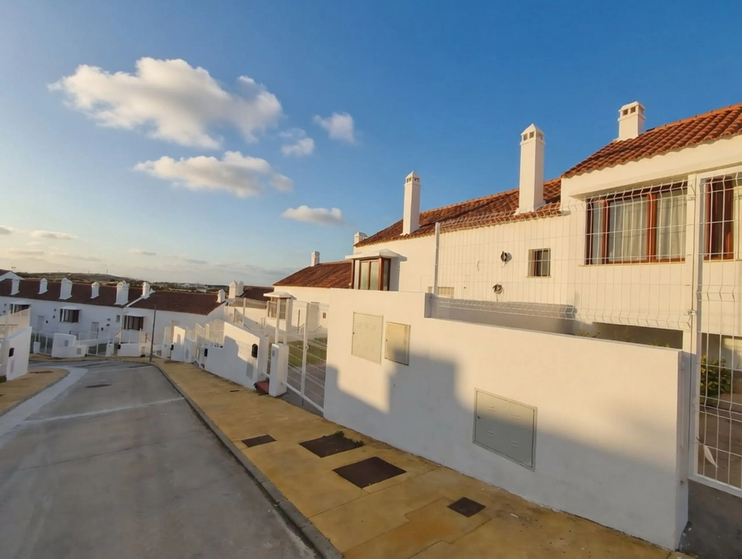 Discover this charming detached home in the exclusive residential complex of Doña Julia, in the municipality of Casares, Málaga. A property that combines comfort, spaciousness, and a privileged location, perfect for those seeking tranquility and quality o