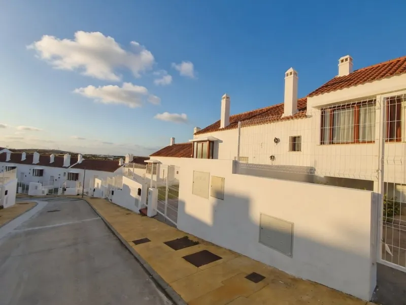 Discover this charming detached home in the exclusive residential complex of Doña Julia, in the municipality of Casares, Málaga. A property that combines comfort, spaciousness, and a privileged location, perfect for those seeking tranquility and quality o