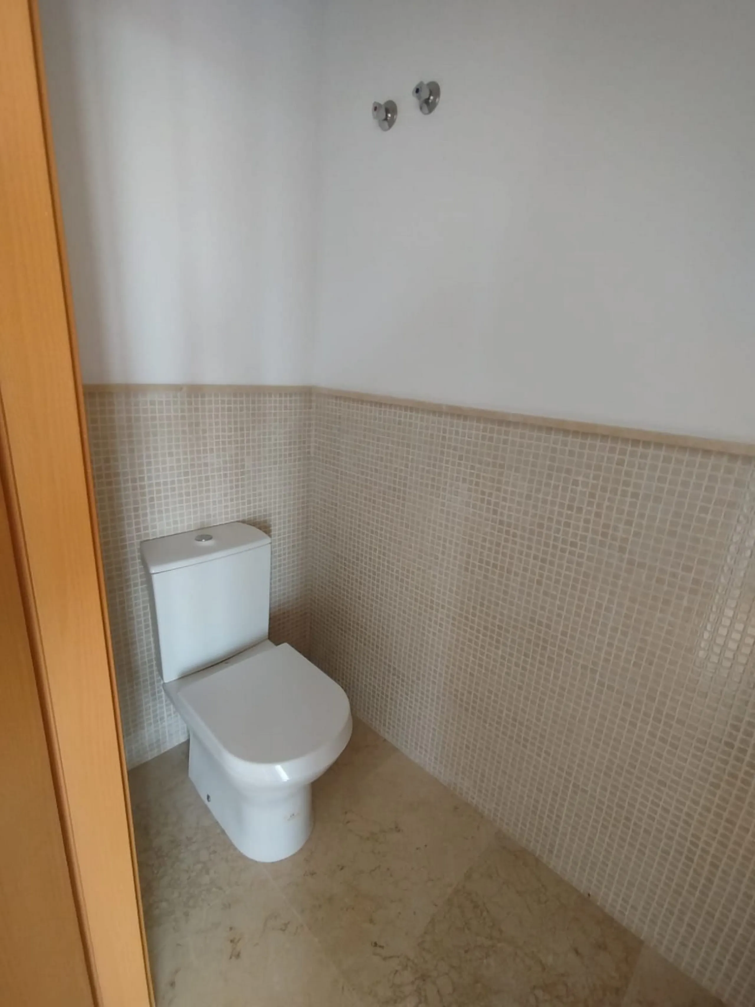 Discover this charming detached home in the exclusive residential complex of Doña Julia, in the municipality of Casares, Málaga. A property that combines comfort, spaciousness, and a privileged location, perfect for those seeking tranquility and quality o