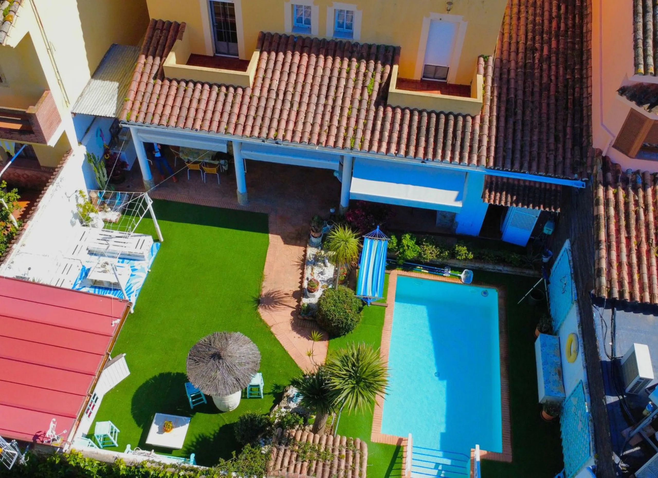 Discover this exceptional Spanish-style villa with private pool, offering space, comfort, and a unique layout ideal for family living or entertaining.