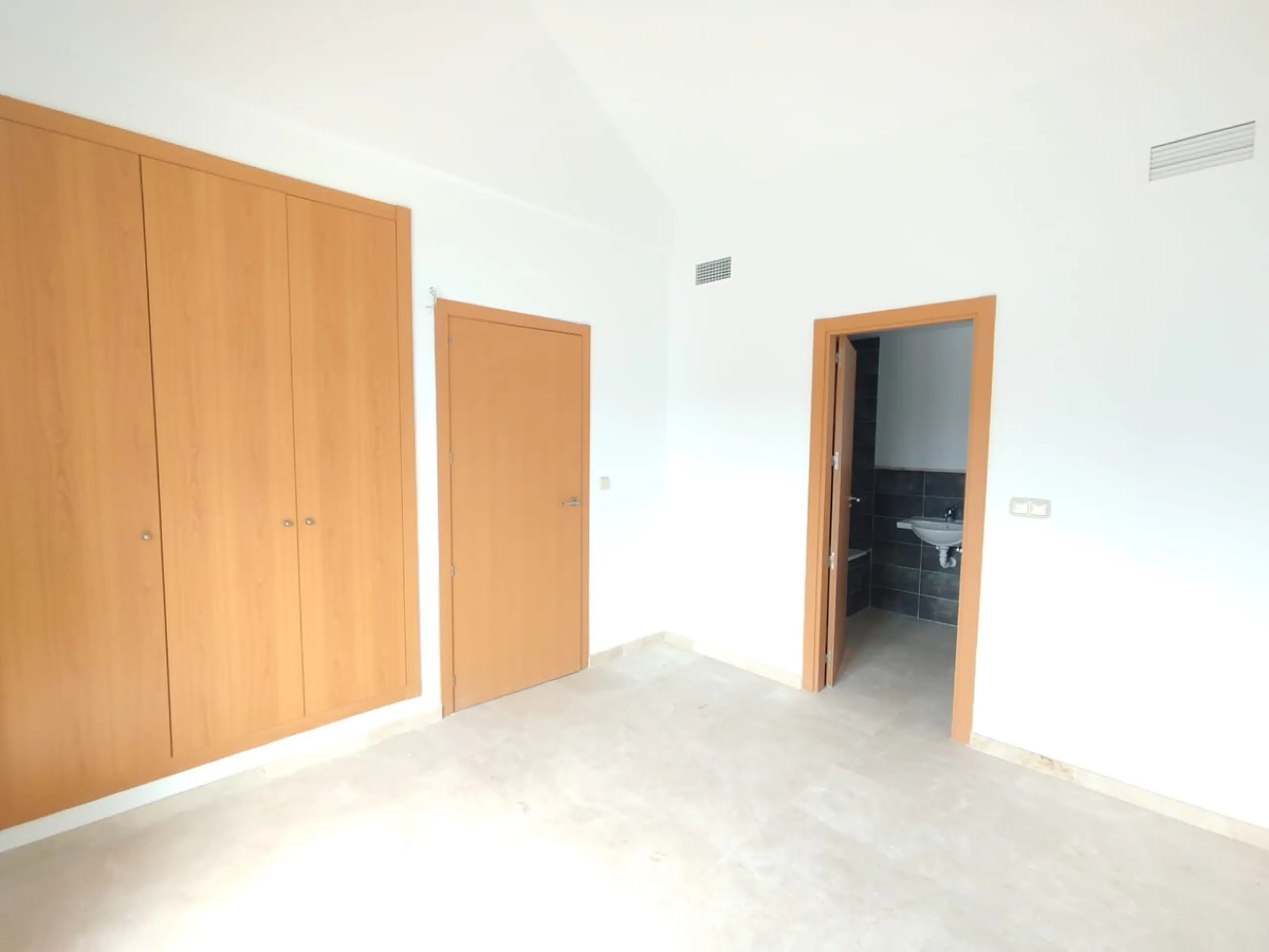 Discover this charming detached home in the exclusive residential complex of Doña Julia, in the municipality of Casares, Málaga. A property that combines comfort, spaciousness, and a privileged location, perfect for those seeking tranquility and quality o