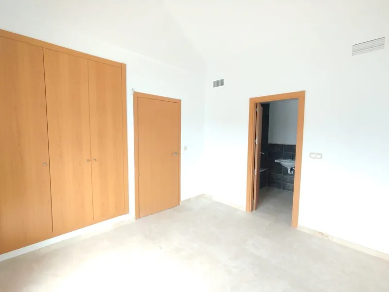 Discover this charming detached home in the exclusive residential complex of Doña Julia, in the municipality of Casares, Málaga. A property that combines comfort, spaciousness, and a privileged location, perfect for those seeking tranquility and quality o
