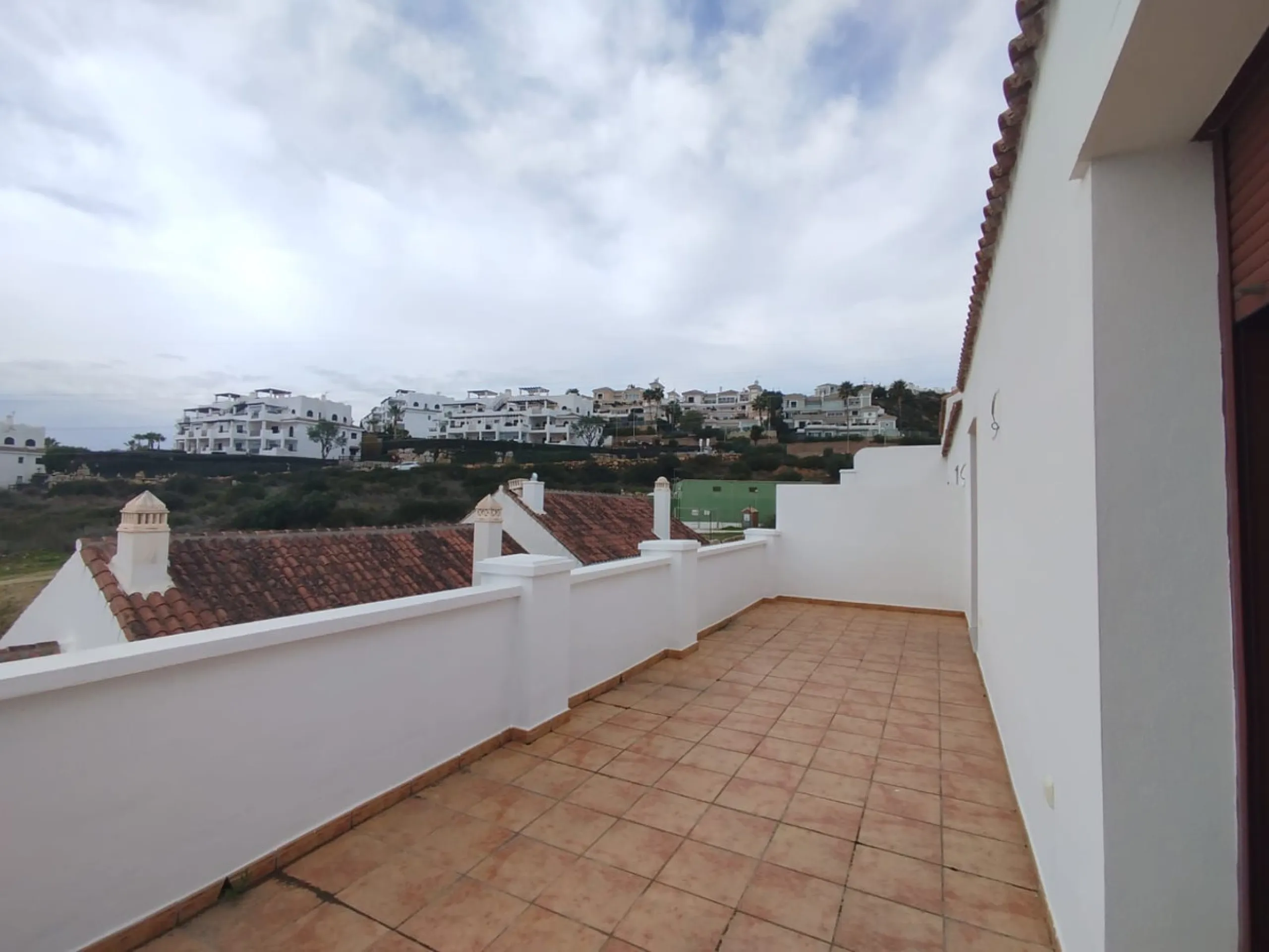 Discover this charming detached home in the exclusive residential complex of Doña Julia, in the municipality of Casares, Málaga. A property that combines comfort, spaciousness, and a privileged location, perfect for those seeking tranquility and quality o