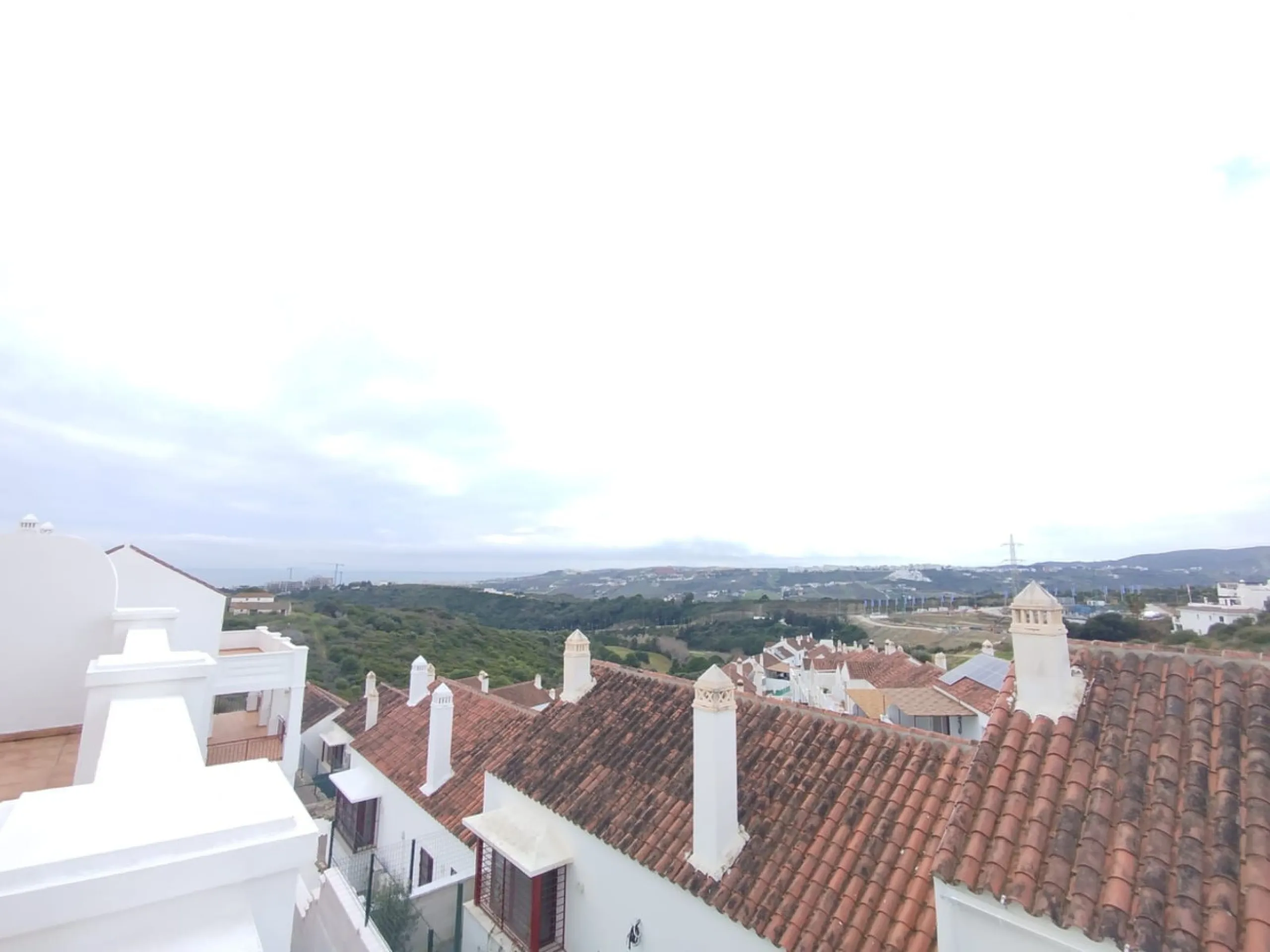Discover this charming detached home in the exclusive residential complex of Doña Julia, in the municipality of Casares, Málaga. A property that combines comfort, spaciousness, and a privileged location, perfect for those seeking tranquility and quality o