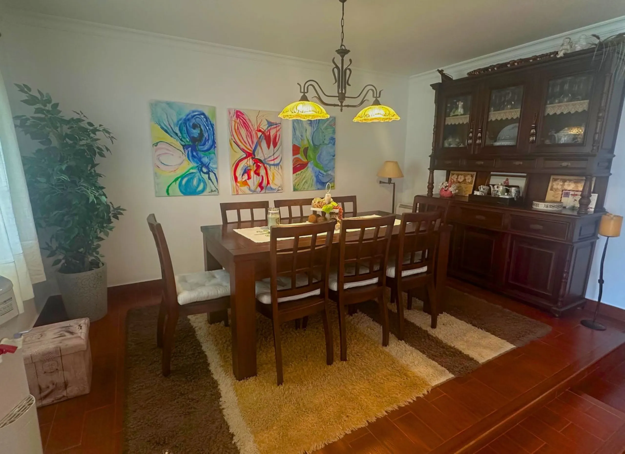 Discover this exceptional Spanish-style villa with private pool, offering space, comfort, and a unique layout ideal for family living or entertaining.