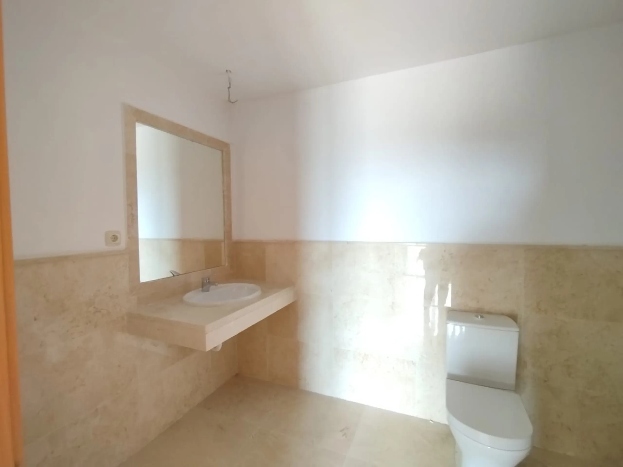 Discover this charming detached home in the exclusive residential complex of Doña Julia, in the municipality of Casares, Málaga. A property that combines comfort, spaciousness, and a privileged location, perfect for those seeking tranquility and quality o