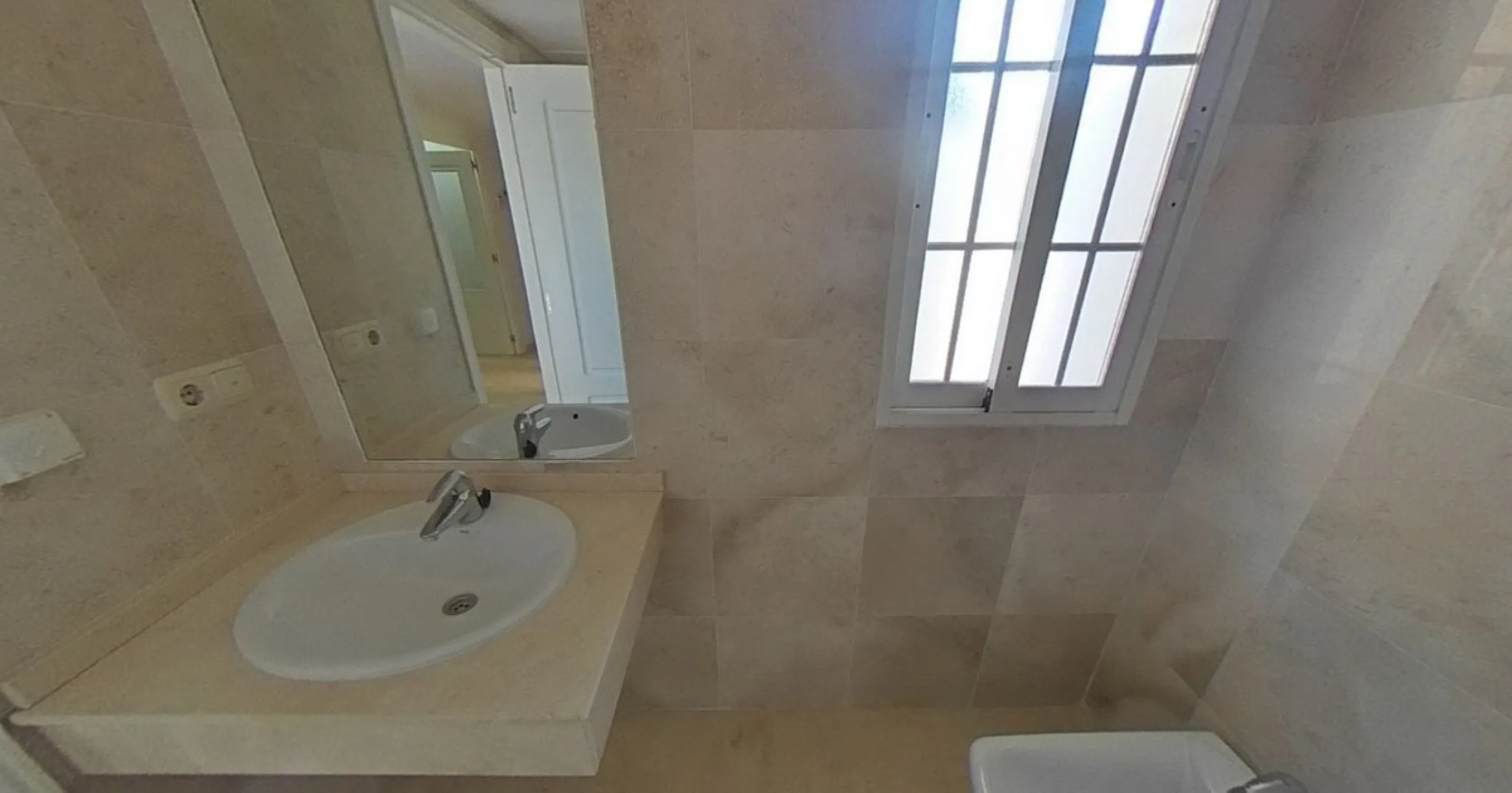Apartment - Middle Floor Apartment в продаже в Estepona, Málaga. В доме 2 спален и 2 ванных комнат. Площадь дома 96 м²
