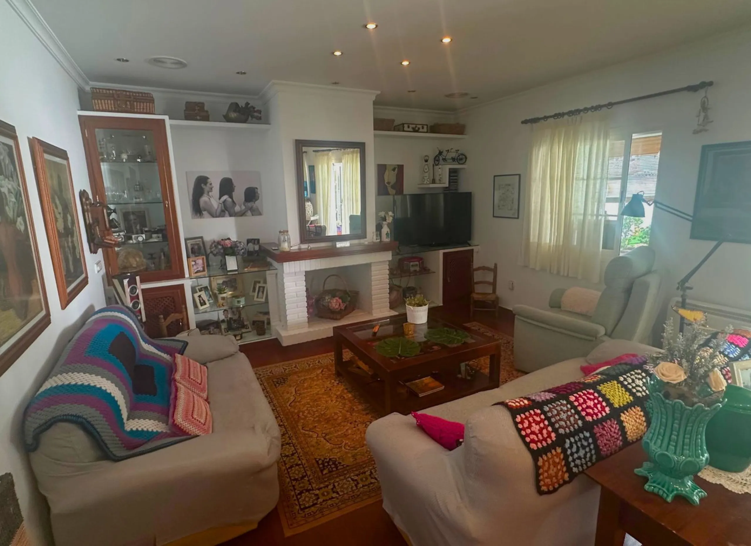 Discover this exceptional Spanish-style villa with private pool, offering space, comfort, and a unique layout ideal for family living or entertaining.