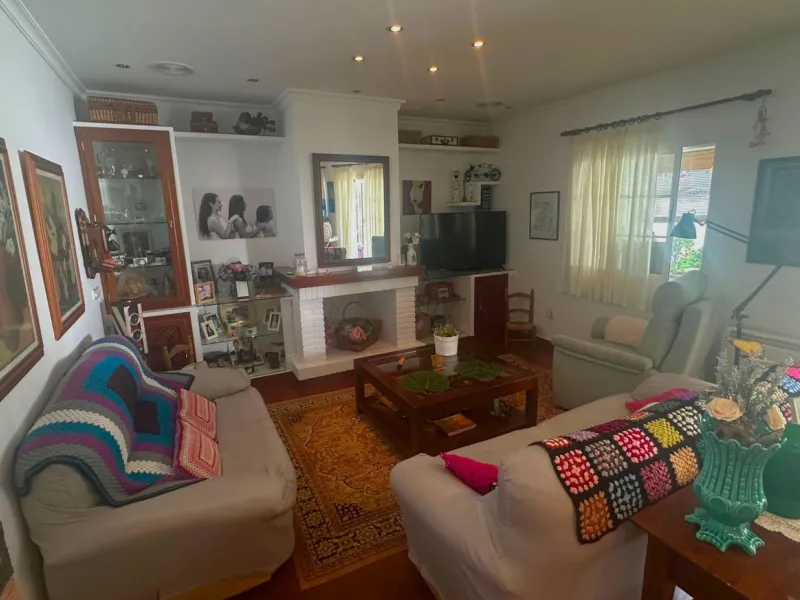 Discover this exceptional Spanish-style villa with private pool, offering space, comfort, and a unique layout ideal for family living or entertaining.