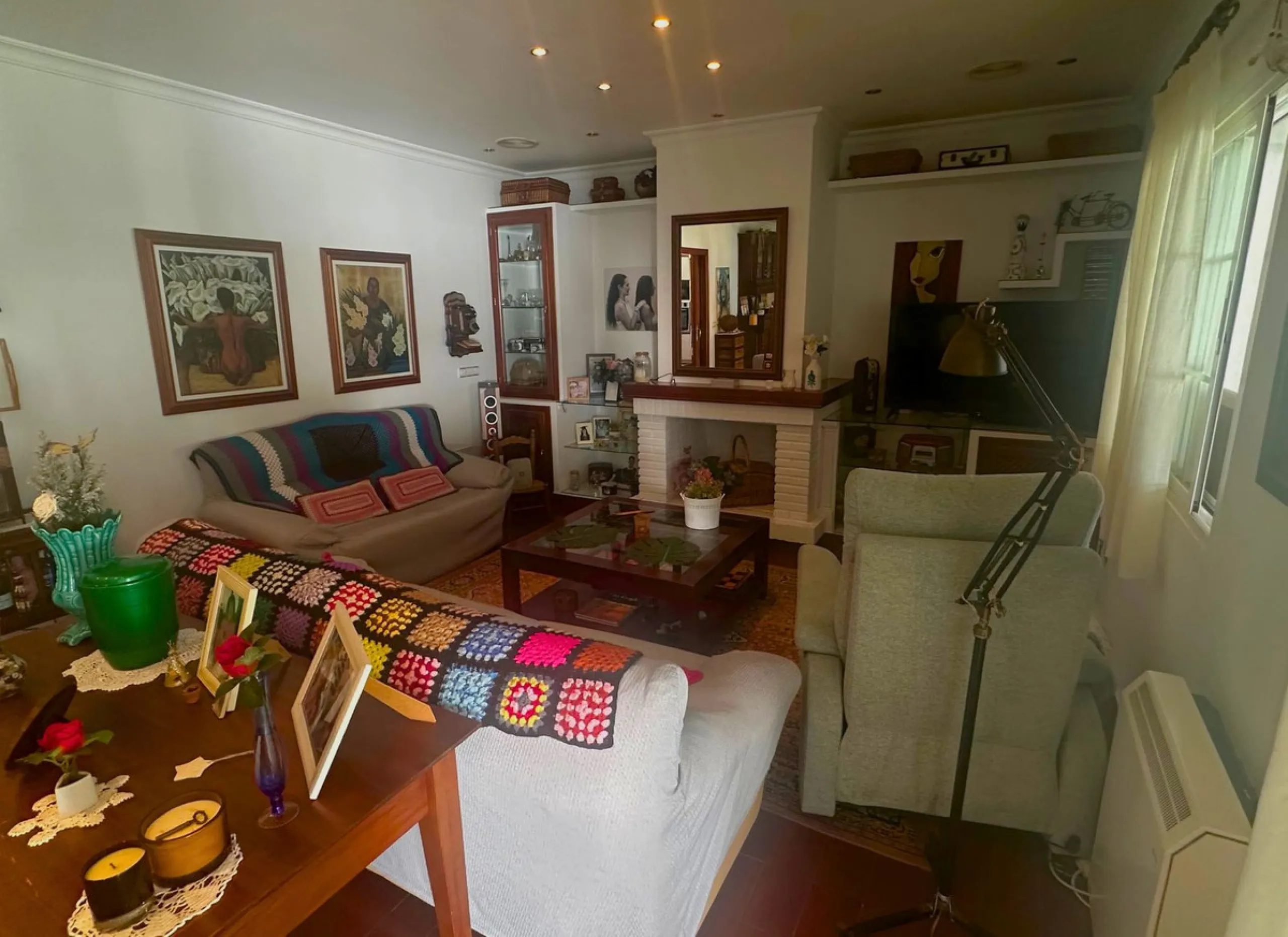 Discover this exceptional Spanish-style villa with private pool, offering space, comfort, and a unique layout ideal for family living or entertaining.