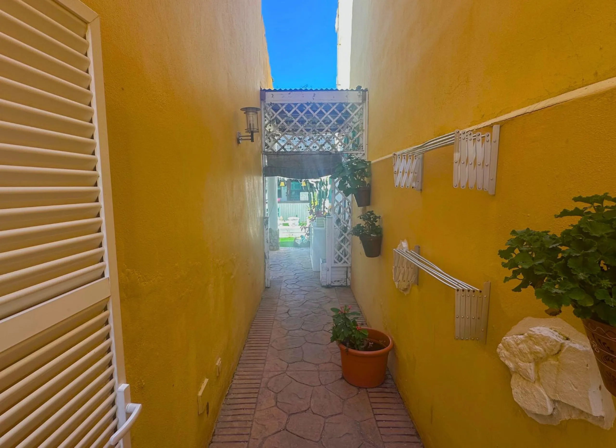 Discover this exceptional Spanish-style villa with private pool, offering space, comfort, and a unique layout ideal for family living or entertaining.