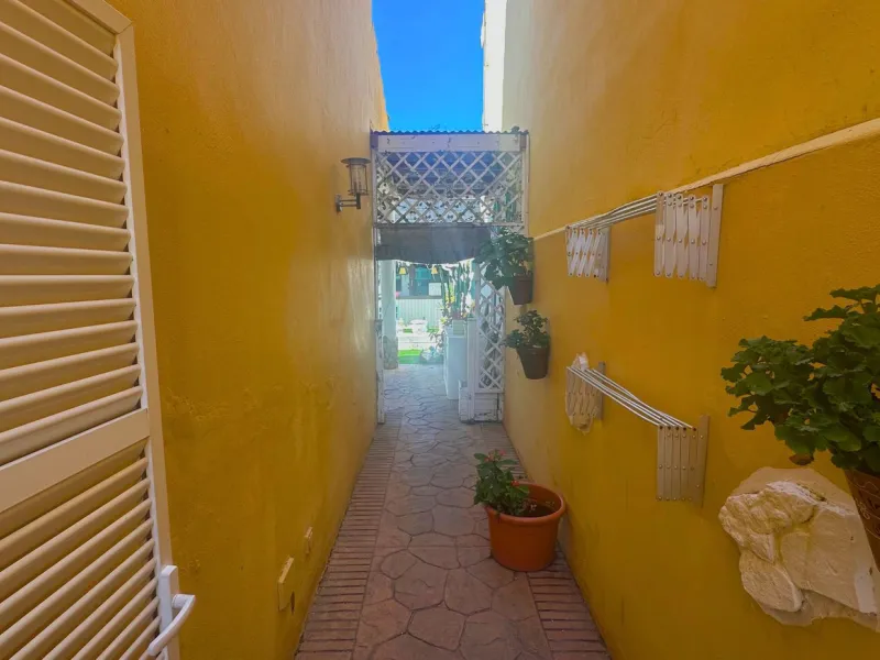 Discover this exceptional Spanish-style villa with private pool, offering space, comfort, and a unique layout ideal for family living or entertaining.