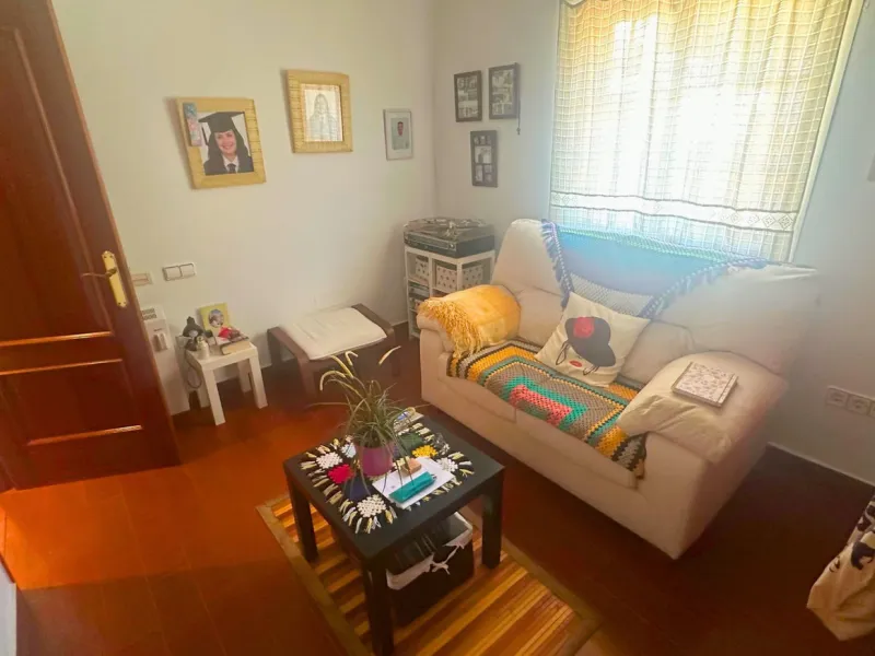 Discover this exceptional Spanish-style villa with private pool, offering space, comfort, and a unique layout ideal for family living or entertaining.