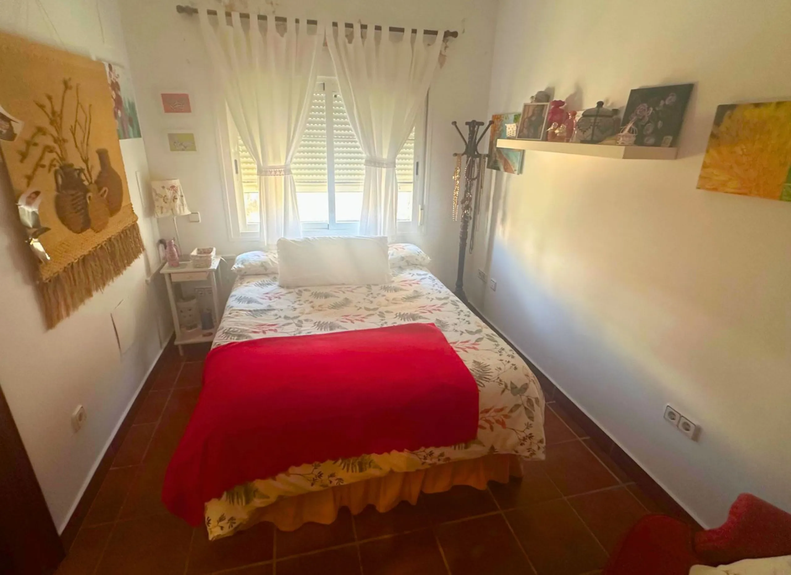 Discover this exceptional Spanish-style villa with private pool, offering space, comfort, and a unique layout ideal for family living or entertaining.
