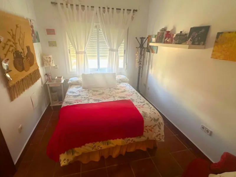 Discover this exceptional Spanish-style villa with private pool, offering space, comfort, and a unique layout ideal for family living or entertaining.