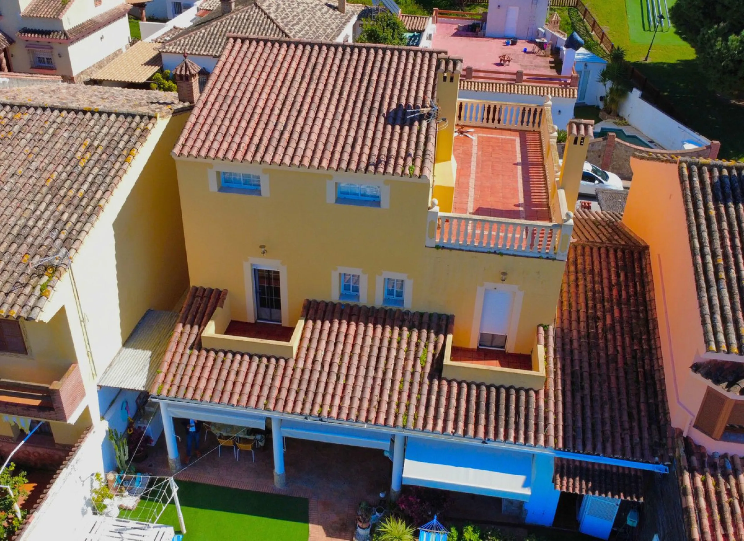 Discover this exceptional Spanish-style villa with private pool, offering space, comfort, and a unique layout ideal for family living or entertaining.
