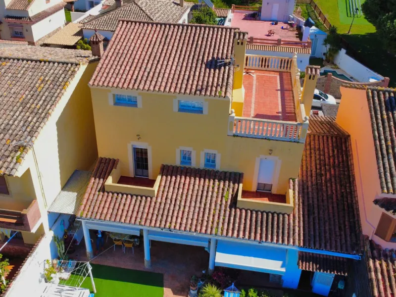 Discover this exceptional Spanish-style villa with private pool, offering space, comfort, and a unique layout ideal for family living or entertaining.