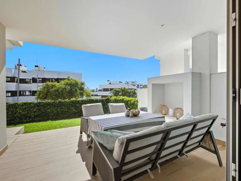 Set within the dynamic and increasingly sought-after residential quarter of Las Mesas in Estepona, this elegant elevated ground-floor apartment represents a rare convergence of urban accessibility, privacy, and long-term investment appeal. Positioned just