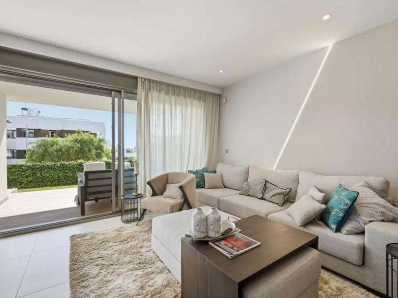 Set within the dynamic and increasingly sought-after residential quarter of Las Mesas in Estepona, this elegant elevated ground-floor apartment represents a rare convergence of urban accessibility, privacy, and long-term investment appeal. Positioned just