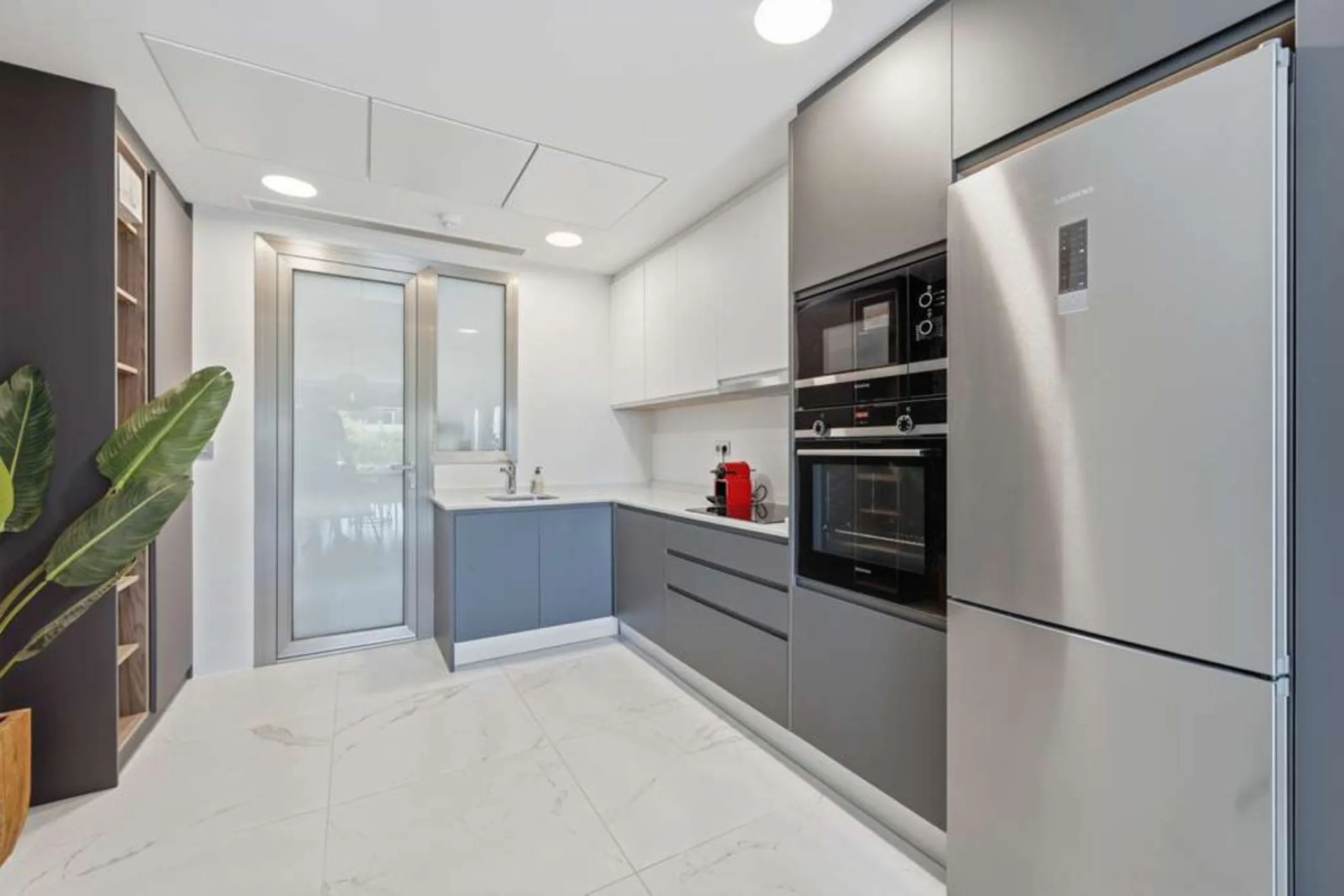 Set within the dynamic and increasingly sought-after residential quarter of Las Mesas in Estepona, this elegant elevated ground-floor apartment represents a rare convergence of urban accessibility, privacy, and long-term investment appeal. Positioned just