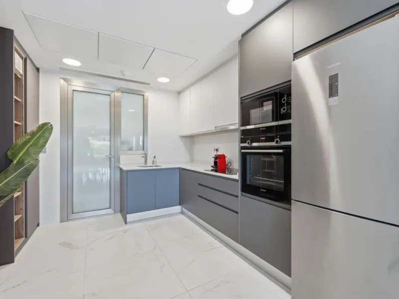 Set within the dynamic and increasingly sought-after residential quarter of Las Mesas in Estepona, this elegant elevated ground-floor apartment represents a rare convergence of urban accessibility, privacy, and long-term investment appeal. Positioned just